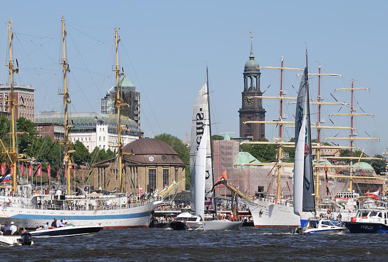 4550_3745 Schiffe zum Hafengeburtsag an den St. Pauli Landungsbrücken. | Hafengeburtstag Hamburg - groesstes Hafenfest der Welt